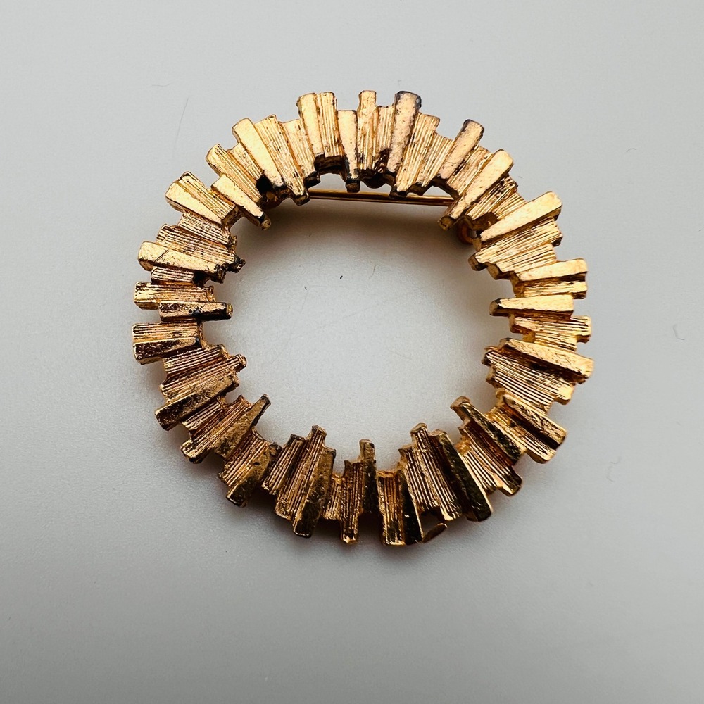 Vintage Brutalist Wreath Brooch Pin Textured Circle Gold Tone Geometric Design